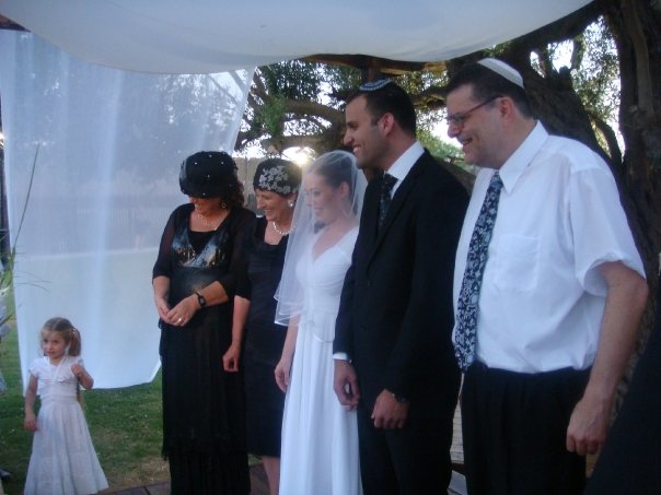 קובץ:Bringing the wedding ring to Ilan.jpg