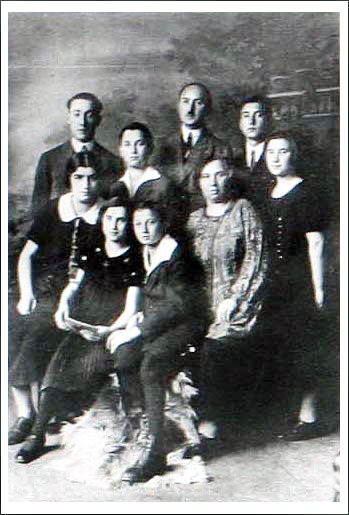 קובץ:The Schneuer Family 1922.jpg