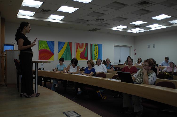 קובץ:Peres academic center class.jpg