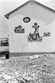 "מבראשית עד הלום", ציור קיר (סגריפיטו) מאת שמואל כץ על בניין הנשקייה, געתון, 1953