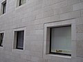 משחק באבני גיר ברמות סיתות שונות (תלטיש בקיר ומוטבה במשקופי החלונות)