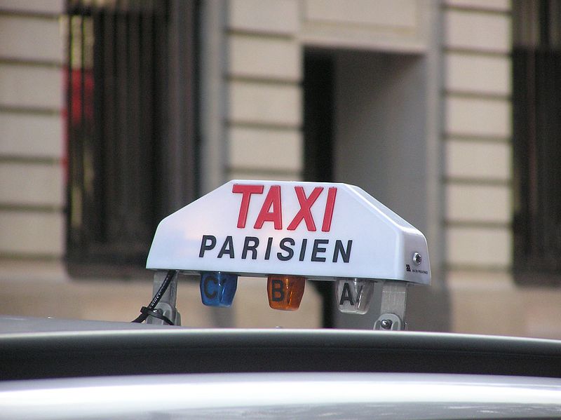 קובץ:כובע של מונית בפריז.jpg