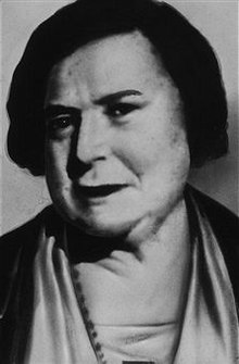 קייט "אמא" בארקר, 1932 תמונה זו מוצגת בוויקיפדיה בשימוש הוגן. נשמח להחליפה בתמונה חופשית.