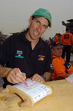 אנדי קאלדקוט מכין את "ספר הדרך" ליום המרוץ הבא במהלך ראלי דקר 2005