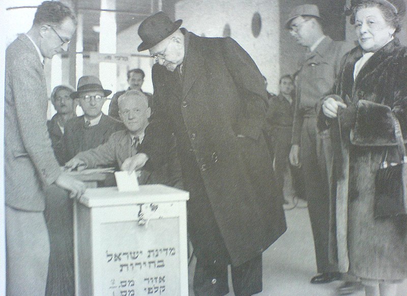 קובץ:Haim Weizmann voting first Knesset.JPG