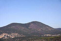 הר מירון (מימין) והר בר-יוחאי ומורדותיהם השרופים בעקבות מלחמת לבנון השנייה