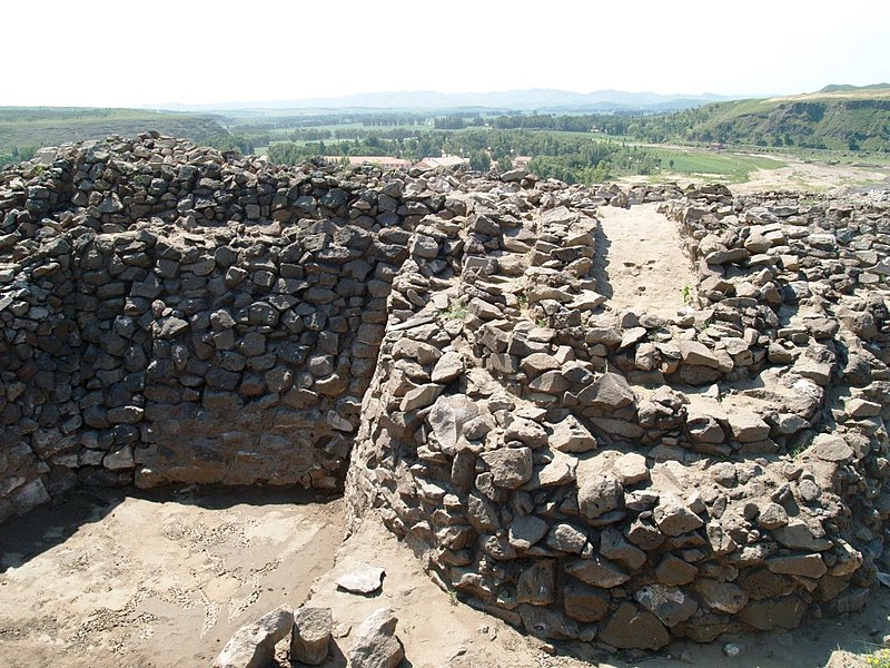 קובץ:Stone wall site from Chifeng.JPG