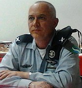 תת-אלוף אלי שרמייסטר, קצין חינוך ראשי 2013-2007, בקר מוטס בבחיל האוויר, עונד סמל כובע של חיל החינוך והנוער כסוף