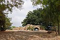 שרידי "ח'אן סוכריר" בגבעה המזרחית של היישוב
