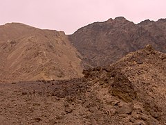 הר שלמה. ניתן לראות את הקו המבדיל בין הגרניט, סלע היסוד, לבין הגיר, סלע המשקע המרכיבים את ההר.