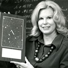 אלינור הלין מחזיקה את ההצהרה על גילוי האסטרואיד 2100 Ra-Shalom ‏ 1979 תמונה זו מוצגת בוויקיפדיה בשימוש הוגן. נשמח להחליפה בתמונה חופשית.
