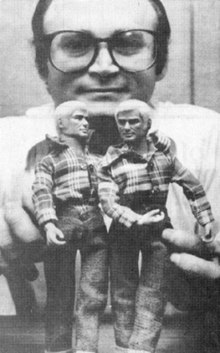 היוצר, הארווי רוזנברג, מציג שתי בובות גיי בוב