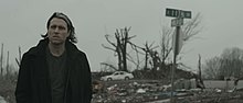 מאט וולסט, סולן הלהקה, על רקע ההרס במייפילד, קנטאקי (מתוך הווידאו קליפ של השיר)