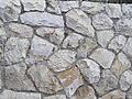 גדר בנויה מאבנים בעיבוד טיליאני