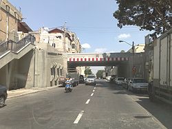 גשר יהודה הימית מעל לרחוב