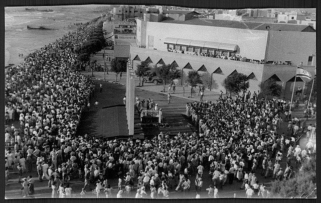 קולנוע קסם עם פתחי הקשתות המשולשות, 1949. בעת טקס קבורת בנימין זאב הרצל בישראל