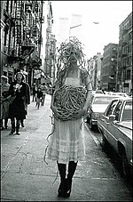 מירית כהן במיצג "אישה עם נחשי נחושת", ניו יורק, 1982