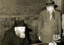 חדקוב (מימין) לצד הרבי מנחם מנדל שניאורסון