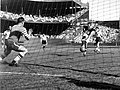 קפטן הנבחרת שמואל בן-דרור מבקיע את השער הראשון של הנבחרת לאחר קום המדינה, במהלך משחק ידידות מול נבחרת ארצות הברית ב-26 בספטמבר 1948.