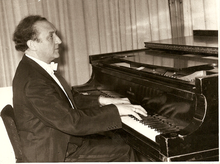 פרנק פלג ליד הפסנתר, תמונה משנות השישים