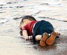 כורדי בן ה-3 שוכב על שפת הים ללא רוח חיים