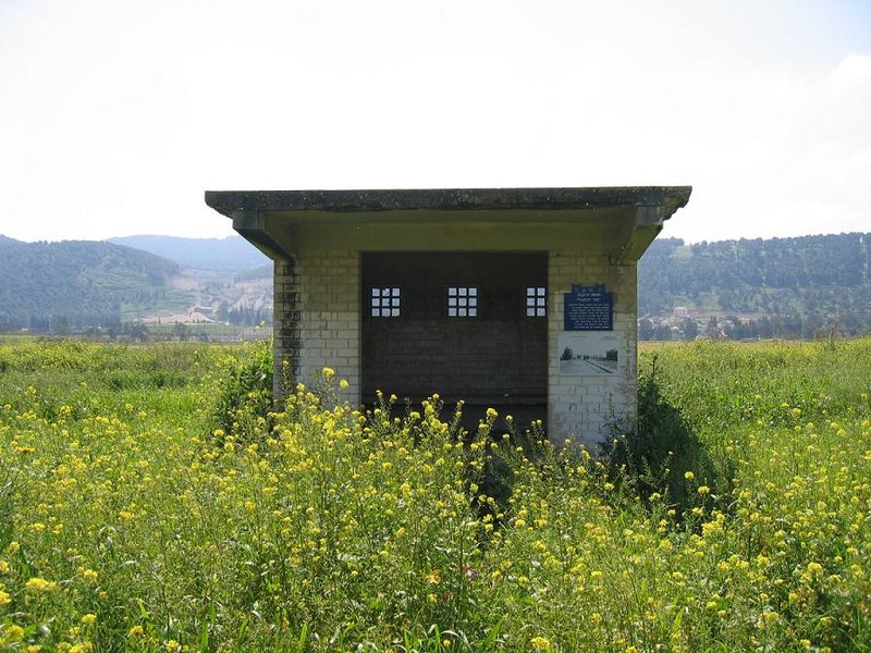 קובץ:Valley train kfar yehezkel station.JPG