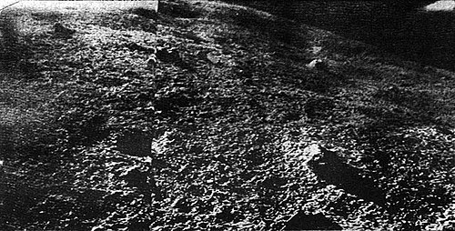 קרקע הירח כפי שצילמה אותה לונה 9 לאחר נחיתתה.