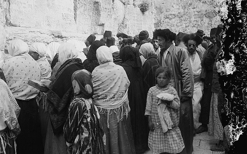 קובץ:Men and women pray side by side at the Western Wall, ca. 1898-1946. (American Colony).jpg