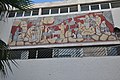 היצירה "יוסף ואחיו" בחזית בית הספר "שלום עליכם" בחולון