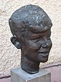 פסל ראש מברונזה המתאר את ראשו של הנער נחום זולוטוב
