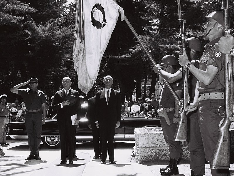 קובץ:New colombian ambassador Luis Sanin Aguirre at entrance to Beit haNassi.1970. D752-075.jpg
