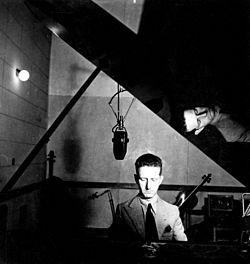 אריה זקס מנגן בפסנתר באולפן "קול ירושלים" בשנות ה-40