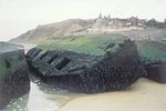 ‏4. שרידי מזח צף בחוף ארומאנש. מצופי המזח (בתמונה) היו עשויים בטון שנוצק על גבי מסגרת של מתכת ועץ