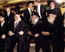 הרב אלטוסקי ראשון מימין, במרכז הרב זיידל אפשטיין, משמאל הרב חיים פינחס שיינברג