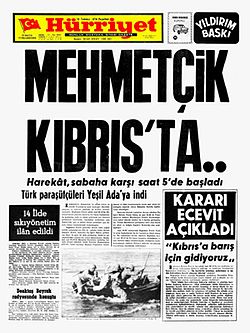 כותרת העיתון הטורקי "הורייט" מיום 20 ביולי 1974: "הצבא בקפריסין! - הפעולה החלה בשעה חמש לפנות בוקר. צנחנים טורקים נחתו ביישיל אדה". למטה מימין: "אג'וויט נימק את ההחלטה: אנו מגיעים למען השלום בקפריסין"