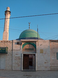 הכניסה למסגד וכתובת ההקדשה הקבועה מעליה