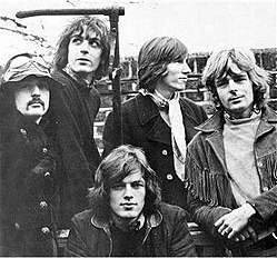 חמשת חברי ההרכב (ינואר 1968) עם כיוון השעון מלמטה: דייוויד גילמור, ניק מייסון, רוג'ר "סיד" בארט, רוג'ר ווטרס, ריצ'רד רייט