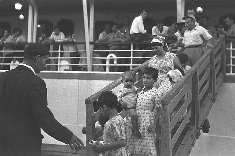 קובץ:עולים חדשים ממרוקו בנמל חיפה, שנת 1954 אוסף התצלומים הלאומי.jpg