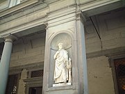 פסלו של דנטה בגלריית אופיצי בפירנצה