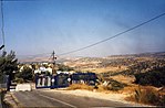מבט צפון - מזרחה לעבר שער הכניסה ליישוב, ברקע ניתן לראות את ואדי איסמעיל והכפר דיר אבו דעיף