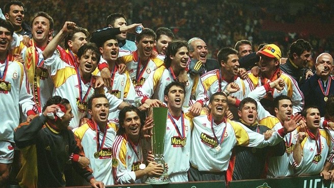 चित्र:Uefacup2000win.jpg