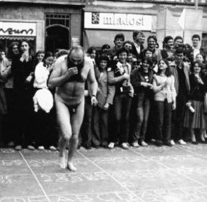 Datoteka:Tomislav Gotovac performans 100 - Fućkanje 1979.jpg