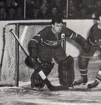 Bill Durnan, šesterostruki osvajač „Vézine”, u dresu Les Canadiensa. Primijetite bijelo slovo C na njegovim prsima; upravo zbog Durnanovog ponašanja na ledu, vodstvo NHL-a 1947. ukida pravo obnašanja kapetanske dužnosti vratarima.