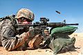 Rukavice od Nomexa pružaju adekvatnu zaštitu u vrućoj pustinji. Marinac puca iz M4A1. Nassir, Irak.
