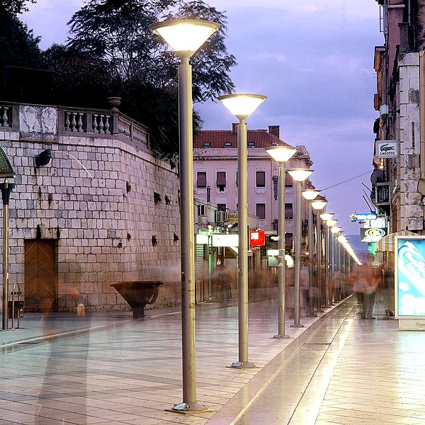 Datoteka:Uređenje Marmontove ulice, Split (1996.).jpg