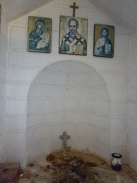 Datoteka:Oltar s ikonama, crkvica sv Nikole na hridi.jpg