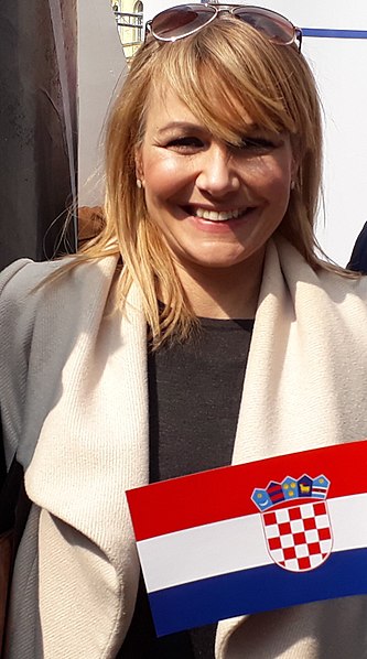 Datoteka:Bruna Esih (cropped).jpg