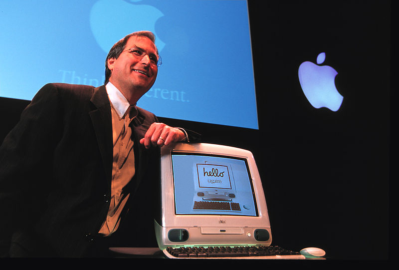 Datoteka:Steve Jobs with iMac.jpg