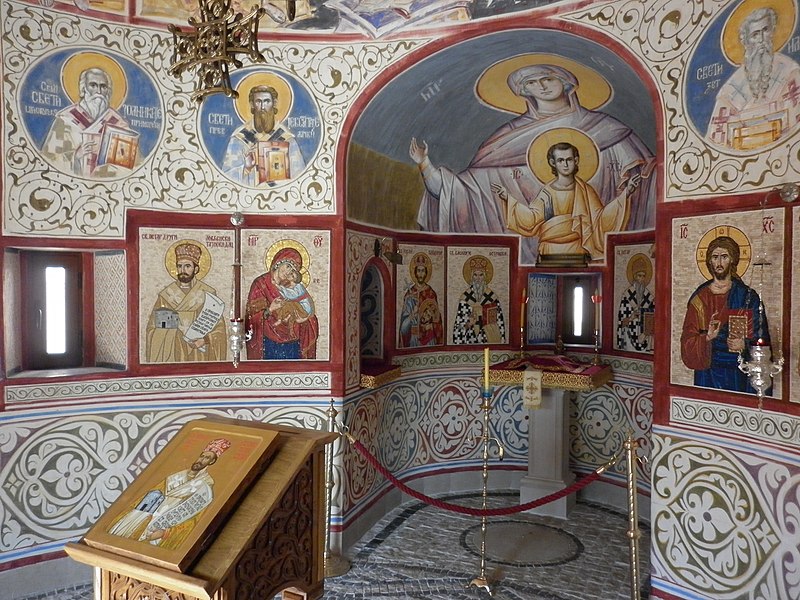 Datoteka:Unutrašnjost kapele u Baru posvećene Njegošu.jpg