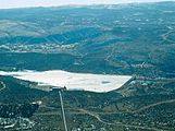 Panoramski pogled na RHE Velebit sa zasunske komore (vrh tlačnog cjevovoda) i pogled na zaledeno umjetno jezero Razovac u veljači 2012.